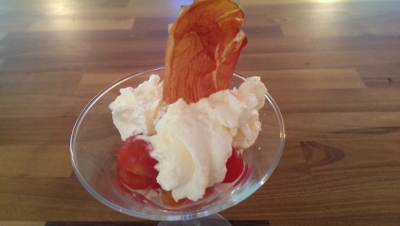 Ziegenkäse-Espuma mit Schinken-Chips zu sauer eingelegten Strauchtomaten