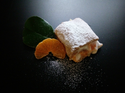 Baiser-Haselnuß-Rolle mit Mandarine