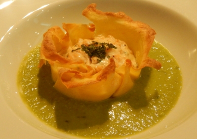 Crespelle mit Lachs auf einer Creme von grünen Erbsen