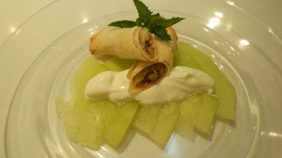 Dattel-Börek auf Melonensalat