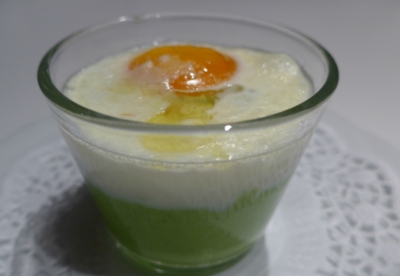 Ei en Cocotte mit Creme von grünen Erbsen