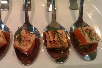 Geflämmte Lachswürfel auf Gurken-Spaghetti