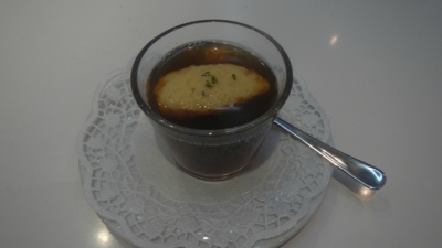 Gries-Klößchen, getrüffelt, in Steinpilz Boullion