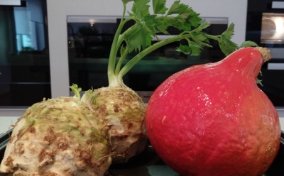 Hokaido-Kürbis und Knollensellerie aus dem Ofen