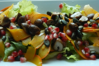 Hokaidokürbis-Salat  mit  Laugenbrötchen