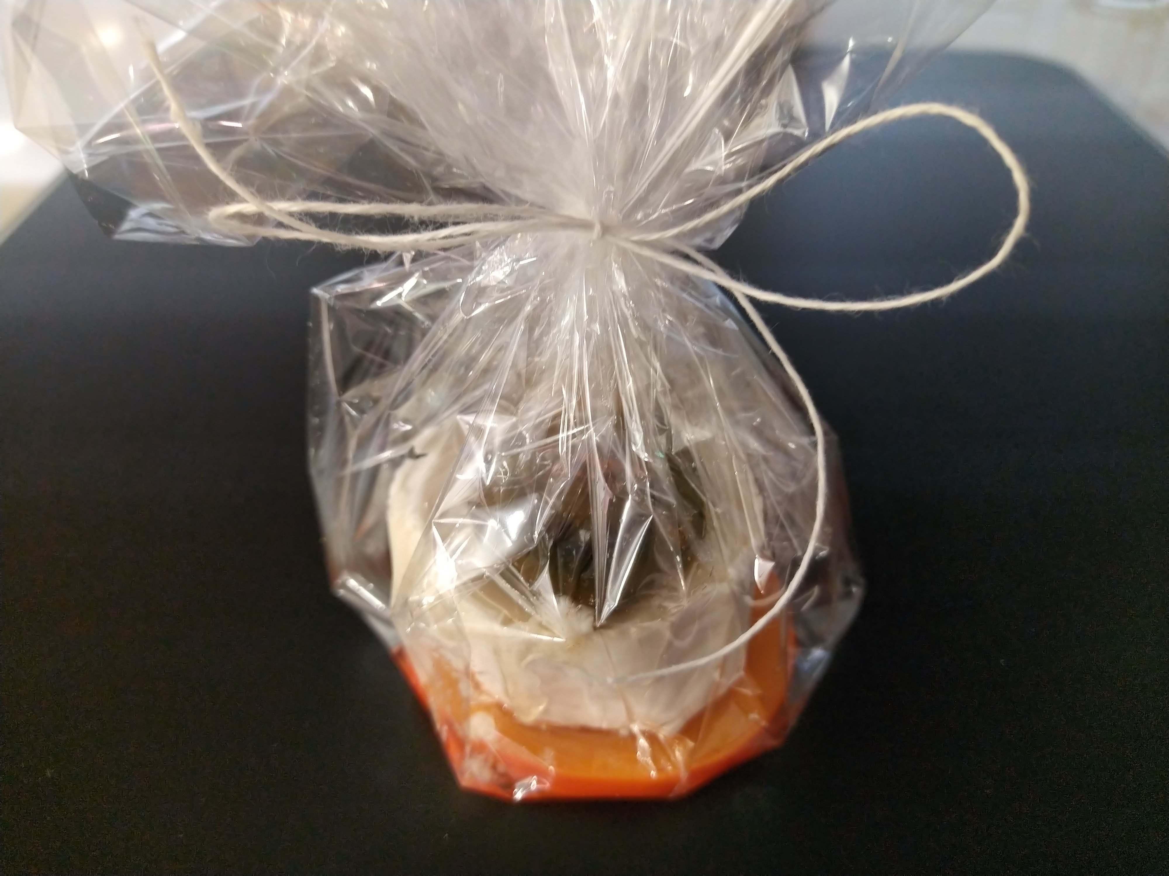 Kaki-Ziegenkäsepäckchen aus dem Ofen