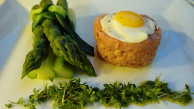 Kalbstatar mit Kresse-Mayonnaise und grünem Spargel