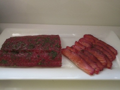 Lachsfilet gebeizt mit Roter Bete