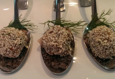 Lachstartarbällchen im Sesammantel