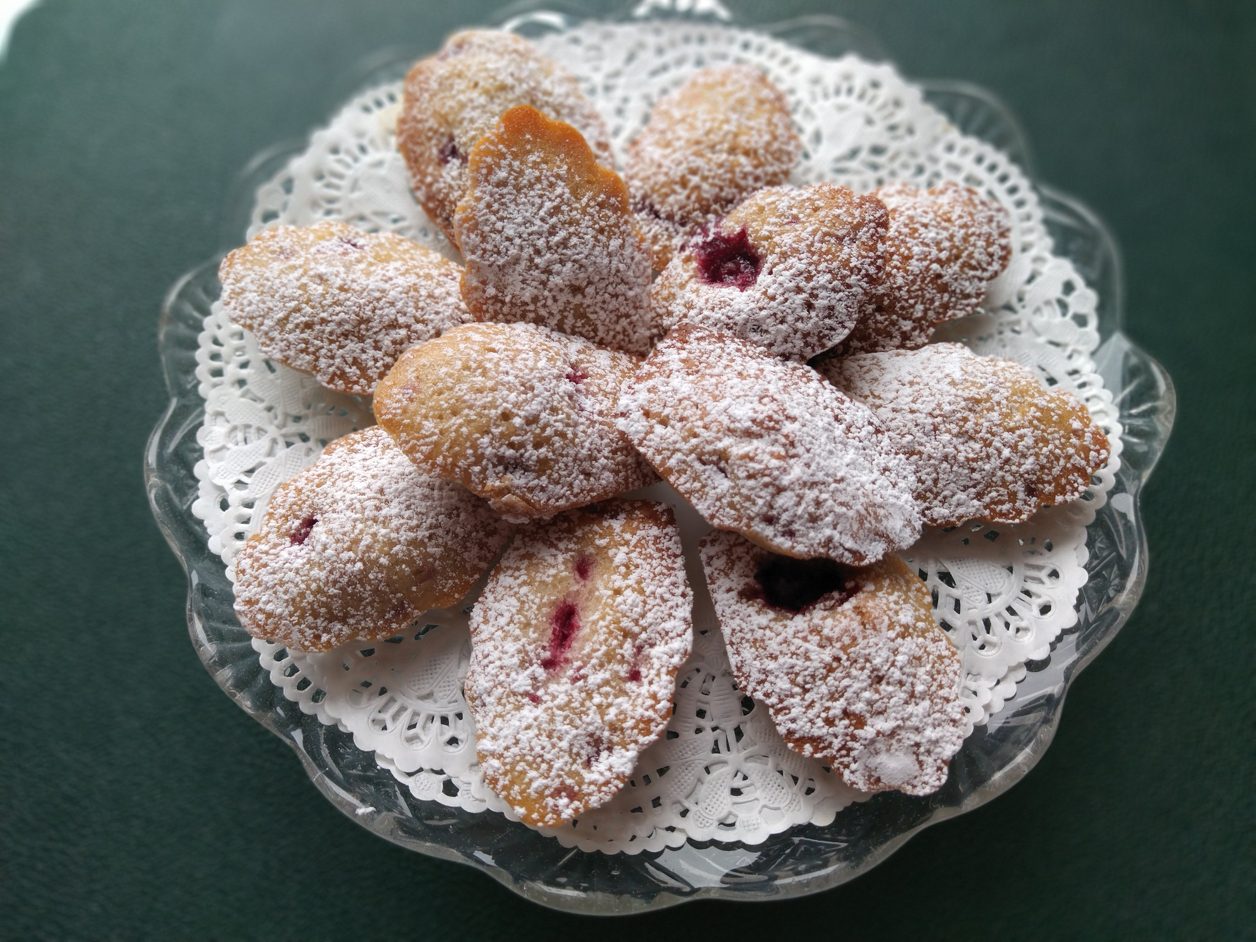 8 Madeleine mit Himbeerfrost
