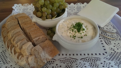 Neuer Wein oder Winzersekt und Bibbeles