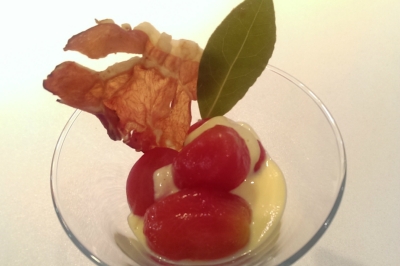 Parmesan-Zabaione und Schinken-Chips zu sauer eingelegten Strauchtomaten