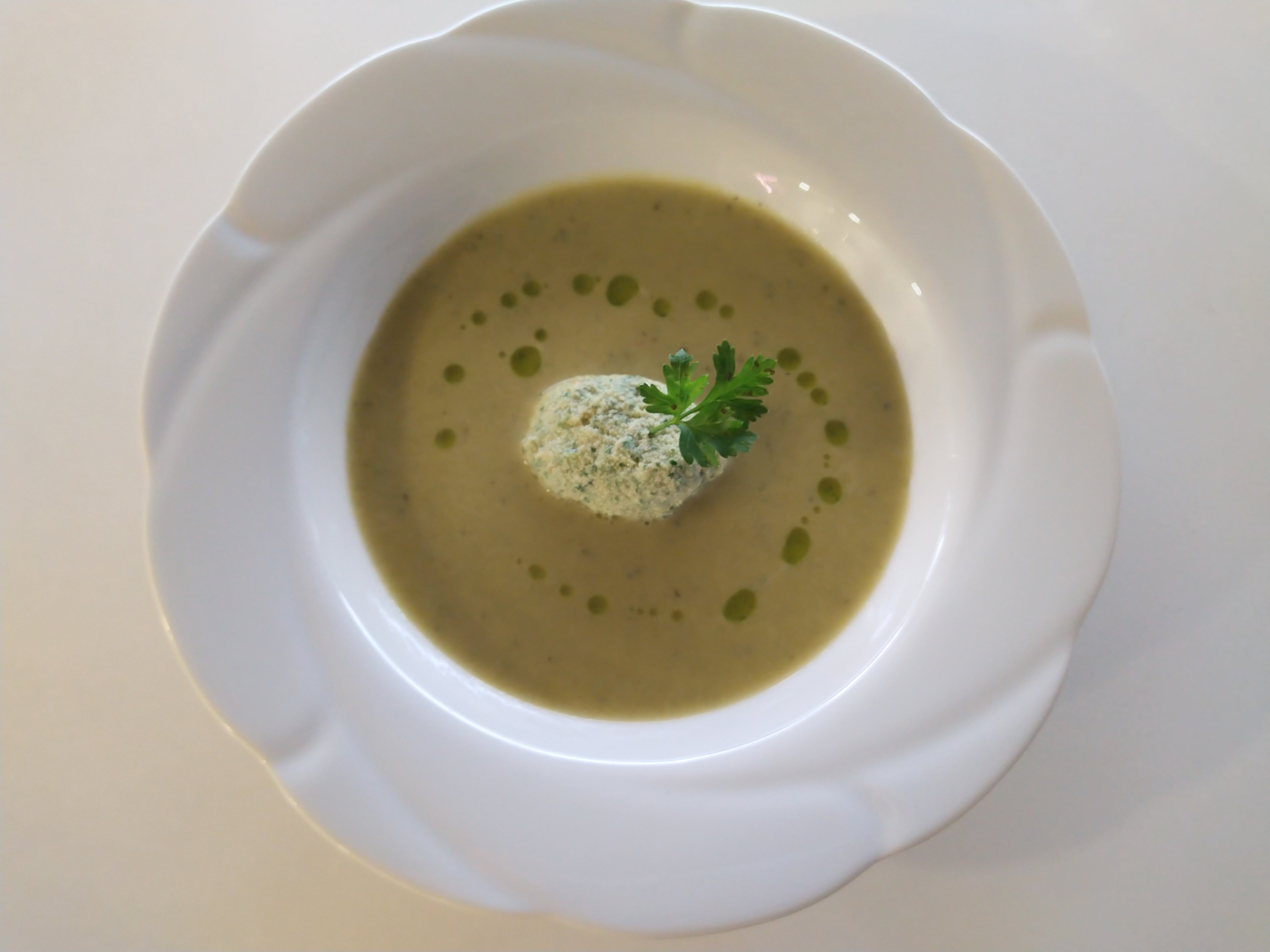 Petersilienwurzel Süppchen mit Hechtklößchen