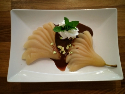 Pochierte Birne mit einer Schokoladen-Sauce