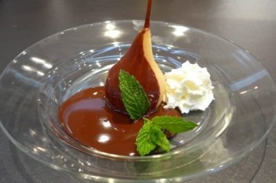 Pochierte Birne mit Schokoladen-Sauce