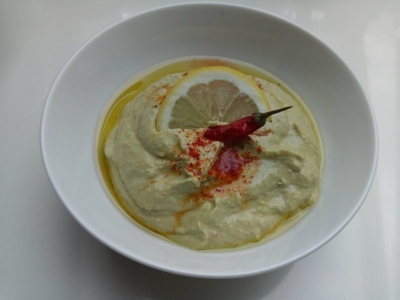 Raki-Sommerdrink und Avocado-Humus