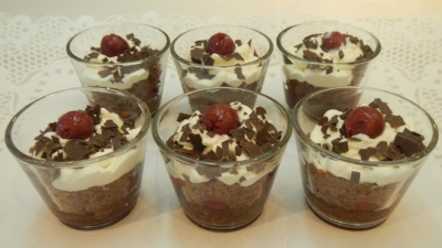 Schwarzwälder Kirschtörtchen im Glas