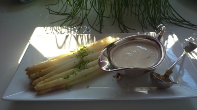Senf-Zitronen-Sauce mit im Backofen gegartem Spargel