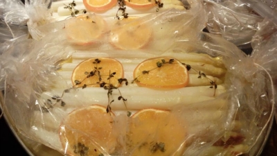 Spargel mit Orange und Thymian in der Folie gegart