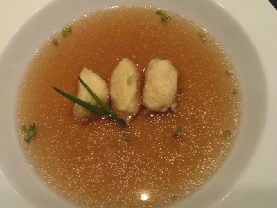 Steinpilz-Bouillon mit getrüffelten Gries-Klößchen