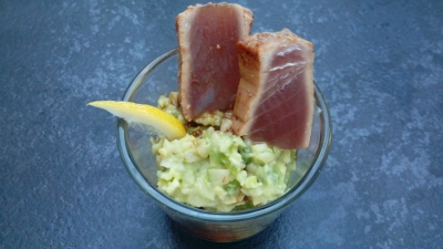 Thunfisch auf Avocado-Apfel-Salat