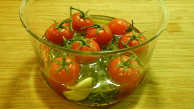 Tomaten in gekräutertem Olivenöl gegart