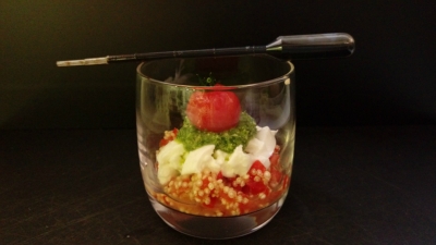 Tomaten-Quinoa mit Büffelmozzarella und Rucola Pesto