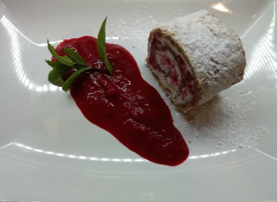 Walnuß Meringe mit Himbeerfüllung